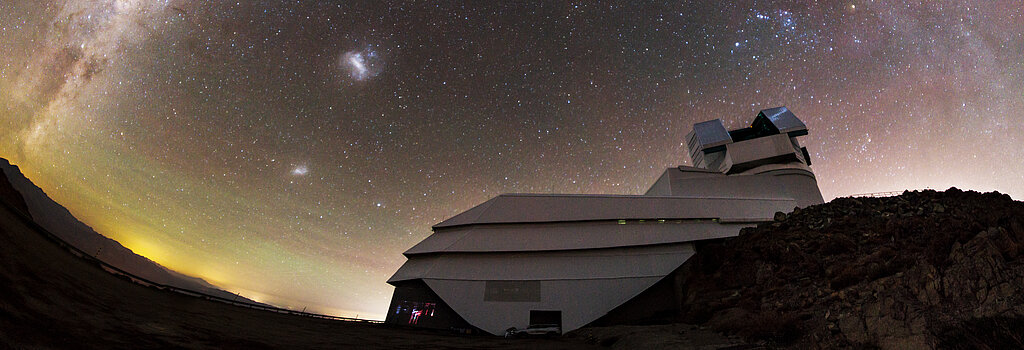 Rubin-Observatorium mit Milchstraße am Himmel