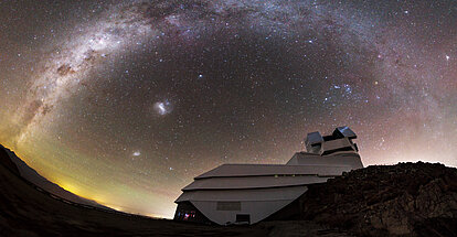 Rubin-Observatorium mit Milchstraße am Himmel