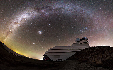 Rubin-Observatorium mit Milchstraße am Himmel