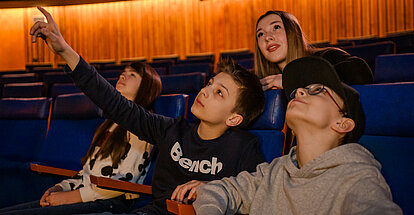 Kinder schauen auf die Kuppel im Planetarium