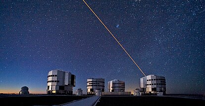 Dunkelblauer Sternenhimmel mit silberfarbenen Gebäuden