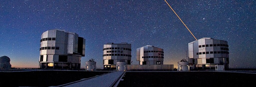 Dunkelblauer Sternenhimmel mit silberfarbenen Gebäuden